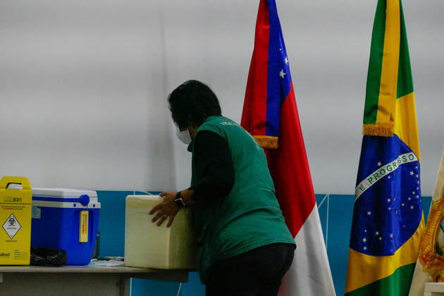 MANAUS, AM - 19.01.2021: ABERTURA DE VACINAÇÃO EM MANAUS - Three health professionals are vaccinated in Manaus (AM), at the opening of the vaccination campaign against Covid-19, this Tuesday morning (19), in the auditorium of the Manaus City Hall. Health surveillance officer arrives with the vaccine. x2020370x  SandroxPereira