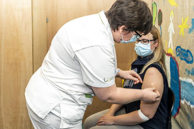 Illustration shows the vaccination of the staff members of the UZ Brussels University Hospital with the Covid-19 vaccine of Pfizer-BioNTech, in Jette, Brussels, Tuesday 19 January 2021. Members of the staff in contact with potentially coronavirus infected patients are the first to be vaccinated.  HATIMxKAGHAT 2626594