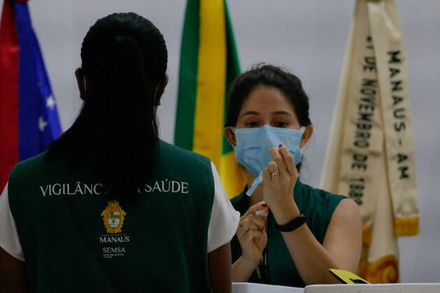MANAUS, AM - 19.01.2021: ABERTURA DE VACINAÇÃO EM MANAUS - Three health professionals are vaccinated in Manaus (AM), at the opening of the vaccination campaign against Covid-19, this Tuesday morning (19), in the auditorium of the Manaus City Hall. In the photo, health surveillance officer. prepares the vaccine. x2020379x  SandroxPereira