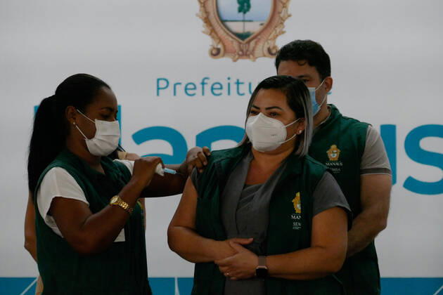 News Bilder des Tages MANAUS, AM - 19.01.2021: ABERTURA DE VACINAÇÃO EM MANAUS - Three health professionals are vaccinated in Manaus (AM), at the opening of the vaccination campaign against Covid-19, this Tuesday morning (19), in the auditorium of the Manaus City Hall. In the photo, a nurse applies the vaccine to Lidiane Almeida, a nursing technician. x2020382x  SandroxPereira