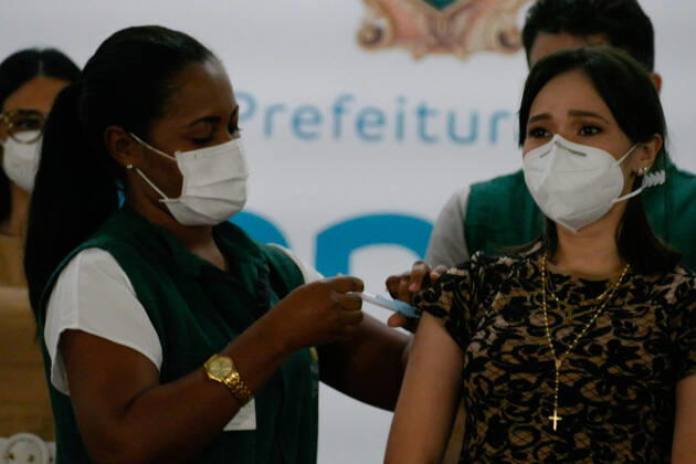 MANAUS, AM - 19.01.2021: ABERTURA DE VACINAÇÃO EM MANAUS - Three health professionals are vaccinated in Manaus (AM), at the opening of the vaccination campaign against Covid-19, this Tuesday morning (19), in the auditorium of the Manaus City Hall. In the photo, a nurse applies the vaccine to doctor Jhamille Cardoso, who is moved. x2020384x  SandroxPereira
