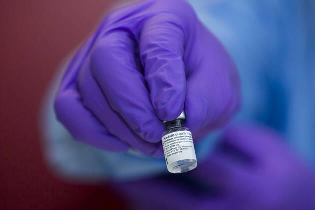 Illustration shows a hand with a glove holding a dose of the vaccine at the vaccination of the staff members of the UZ Brussels University Hospital with the Covid-19 vaccine of Pfizer-BioNTech, in Jette, Brussels, Tuesday 19 January 2021. Members of the staff in contact with potentially coronavirus infected patients are the first to be vaccinated.  HATIMxKAGHAT 2626608