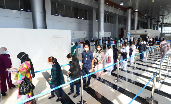 News Bilder des Tages (210119) -- HAWALLI GOVERNORATE, Jan. 19, 2021 -- Elderly and first-line medical workers wait to receive the COVID-19 vaccine at the vaccination center in Hawalli Governorate, Kuwait, Jan. 19, 2021. (Photo by Xinhua) KUWAIT-HAWALLI GOVERNORATE-COVID-19-VACCINATION Asad 