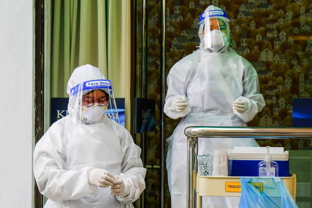 January 19, 2021, Shah Alam, Selangor, Malaysia: Medical worker from Nur Ajwa private clinic wears a personal protective equipment (PPE) suit seen during a Covid-19 screening test at Shah Alam...Ismail Sabri Yaakob the Malaysia Senior Minister has announced that all states in Malaysia will be on Movement Control Order (MCO) except the state of Sarawak. Malaysia had recorded 3,631 new cases of Covid-19 today which bring the total up to 165,371 cases. Shah Alam Malaysia - ZUMAs197 20210119_zaa_s197_037 Copyright: xFarisxHadziqx