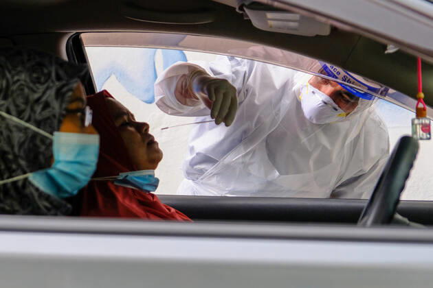January 19, 2021, Shah Alam, Selangor, Malaysia: A medical personnel from Nur Ajwa private clinic takes a swab sample during the Covid-19 drive-thru screening test at Shah Alam...Ismail Sabri Yaakob the Malaysia Senior Minister has announced that all states in Malaysia will be on Movement Control Order (MCO) except the state of Sarawak. Malaysia had recorded 3,631 new cases of Covid-19 today which bring the total up to 165,371 cases. Shah Alam Malaysia - ZUMAs197 20210119_zaa_s197_042 Copyright: xFarisxHadziqx