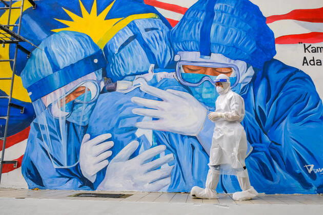 January 19, 2021, Shah Alam, Selangor, Malaysia: A medical personnel from Nur Ajwa private clinic wears a personal protective equipment (PPE) suit seen during a Covid-19 drive-thru screening test at Shah Alam...Ismail Sabri Yaakob the Malaysia Senior Minister has announced that all states in Malaysia will be on Movement Control Order (MCO) except the state of Sarawak. Malaysia had recorded 3,631 new cases of Covid-19 today which bring the total up to 165,371 cases. Shah Alam Malaysia - ZUMAs197 20210119_zaa_s197_051 Copyright: xFarisxHadziqx
