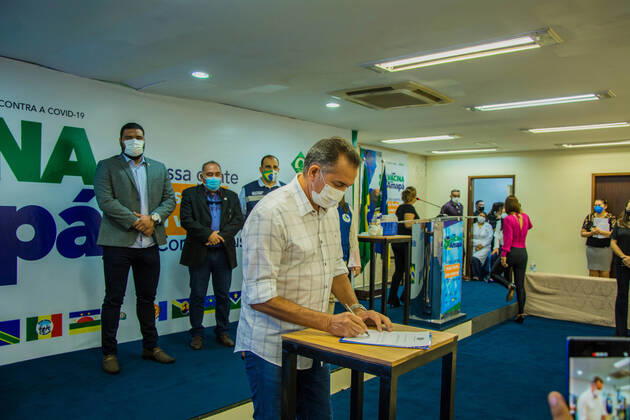 MACAPÁ, AP - 19.01.2021: BEGINNING OF VACCINATION IN AMAPÁ - At 11 am, on the dot, this Tuesday (19) the first vaccine against Covid-19 in Amapá was applied. Nurse Kátia Regina Marinho de Araújo, 58 years old, working in health for 3 decades, received the dose in a ceremony at the Palácio do Setentrião, seat of the state government. Then, the indigenous Demétrio Amisio, 46, also a nurse, was vaccinated. x2020429x MaksuelxMartins