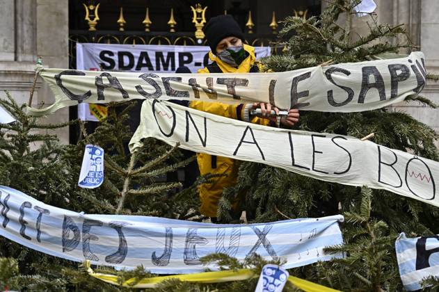 Gathering of professionals from the Entertainment, Film and Audiovisual sectors in front of the closed Opera House, at the call of the CGT-Spectacle, to denounce the government s policy and the lack of support for the cultural sector, in Paris on January 19, 2021.  JulienxMattiax xLexPictorium LePictorium_0240450