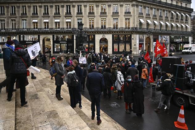 Gathering of professionals from the Entertainment, Film and Audiovisual sectors in front of the closed Opera House, at the call of the CGT-Spectacle, to denounce the government s policy and the lack of support for the cultural sector, in Paris on January 19, 2021.  JulienxMattiax xLexPictorium LePictorium_0240452