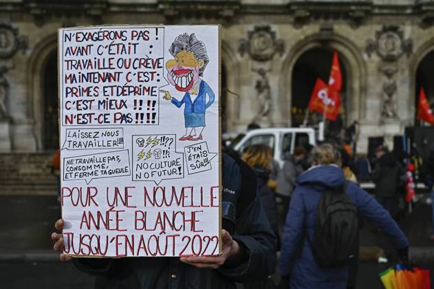 Gathering of professionals from the Entertainment, Film and Audiovisual sectors in front of the closed Opera House, at the call of the CGT-Spectacle, to denounce the government s policy and the lack of support for the cultural sector, in Paris on January 19, 2021.  JulienxMattiax xLexPictorium LePictorium_0240477