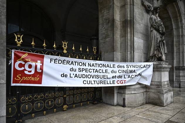 Gathering of professionals from the Entertainment, Film and Audiovisual sectors in front of the closed Opera House, at the call of the CGT-Spectacle, to denounce the government s policy and the lack of support for the cultural sector, in Paris on January 19, 2021.  JulienxMattiax xLexPictorium LePictorium_0240451