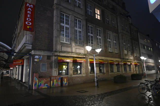 CORONAVIRUS COVID 19 CORONA-PANDEMIE CORONAVIRUS-ERKRANKUNG VIROLOGEN CORONA-INFEKTIONEN CORONA-ANSTECKUNG MUND-UND NASENSCHUTZ CORONA -REGELN LOCKDOWN 2 CORONA- IMPFZENTRUM SCHUTZIMPFUNG CORONA-LOCKDOWN,Steakhaus-Kette Maredo ist Insolvent,allen Mitarbeitern wurden gekündigt,ein geschlossenes Maredo-Restaurant in der Duisburger Innenstadt,fotografiert am 19.01.2021. Â