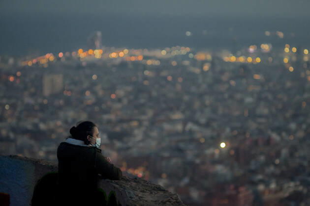 January 19, 2021, Barcelona, Catalonia, Spain: A woman wearing a face mask looks over Barcelona city from the Turo de La Peira hill viewpoint. A couple kiss atop of the Turo de La Peira hill viewpoint with La Sagrada Familia and Barcelona city in the background. Data from the Spanish Ministry of Health indicate that this Tuesday in Spain there have been 404 deaths from coronavirus and 24,185 patients remain in hospitals by Covid-19. Barcelona Spain - ZUMAb137 20210119_zap_b137_003 Copyright: xJordixBoixareux