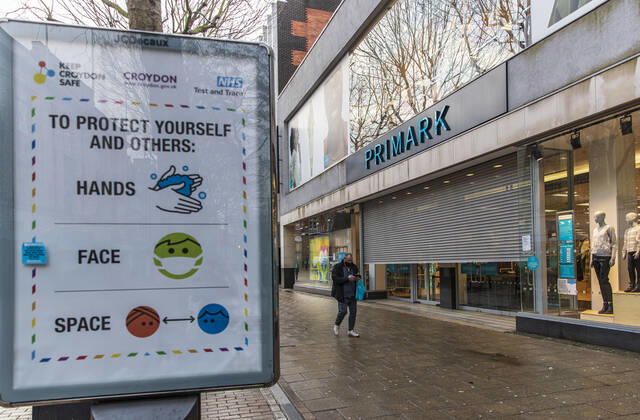 January 19, 2021, London, United Kingdom: A man wearing a face mask walks past a closed Primark fashion shop in Croydon..Only 33,355 positive Covid19 cases have been recorded today, the lowest number of daily cases since December 27th- before the start of England™s third nationwide lockdown. London United Kingdom - ZUMAs197 20210119_zab_s197_018 Copyright: xMayxJamesx