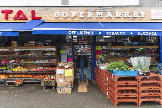 January 19, 2021, London, United Kingdom: A man wearing a face mask stands in front of a supermarket in Croydon..Only 33,355 positive Covid19 cases have been recorded today, the lowest number of daily cases since December 27th- before the start of England™s third nationwide lockdown. London United Kingdom - ZUMAs197 20210119_zab_s197_027 Copyright: xMayxJamesx