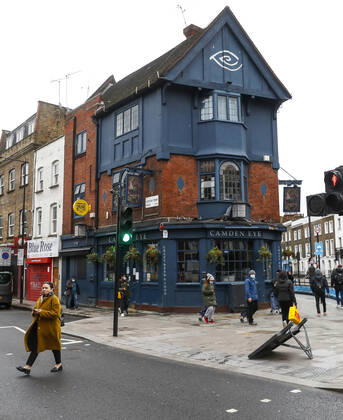 (210120) -- LONDON, Jan. 20, 2021 -- People wearing face masks walk past a closed pub in London, Britain, on Jan. 19, 2021. The number of people who have died within 28 days of a positive coronavirus test has surpassed the grim milestone of 90,000 in Britain after another 1,610 were confirmed, according to official figures released Tuesday. The latest daily death toll, the highest since the pandemic began in the country, brought the total number of coronavirus-related deaths in Britain to 91,470, the data showed. ) BRITAIN-LONDON-COVID-19-DEATH TOLL HanxYan
