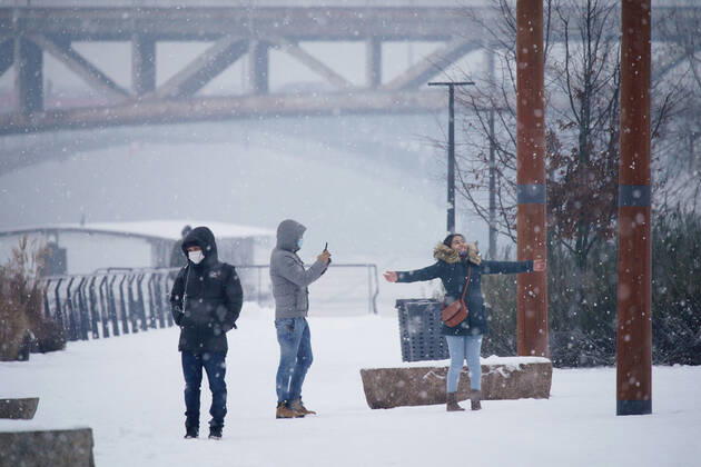 (210120) -- WARSAW, Jan. 20, 2021 -- A woman poses for a photo on a boulevard along the Vistula river in Warsaw, Poland, on Jan. 19, 2021. (Photo by Xinhua) POLAND-WARSAW-DAILY LIFE JaapxArriens 