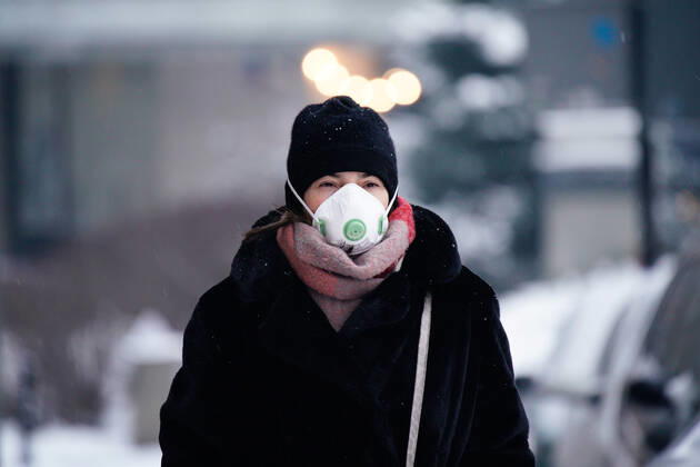 (210120) -- WARSAW, Jan. 20, 2021 -- A woman wearing a face mask is seen in central Warsaw, Poland, on Jan. 19, 2021. (Photo by Xinhua) POLAND-WARSAW-DAILY LIFE JaapxArriens 
