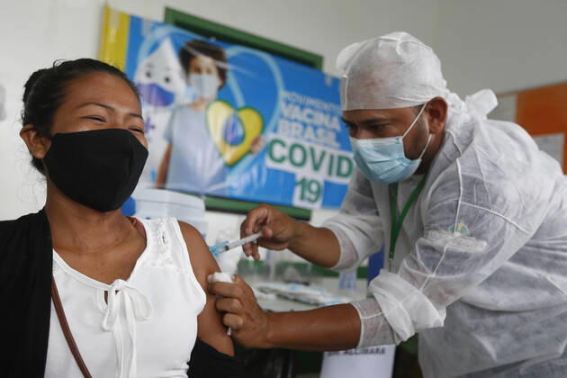 Bilder des Jahres 2021, News 01 Januar News Themen der Woche KW03 (210120) -- AMAZONAS, Jan. 20, 2021 -- A woman receives a dose of China s COVID-19 vaccine in the city of Tabatinga in the state of Amazonas, Brazil, Jan. 19, 2021. Brazil launched a mass immunization campaign against the COVID-19 pandemic in every state starting at 5:00 p.m. Monday local time (2000 GMT). As of Monday afternoon, all states were expected to have received their doses of the CoronaVac vaccine developed by Chinese laboratory Sinovac in collaboration with the Butantan Institute of Sao Paulo, one of the world s leading scientific research centers. (Photo by Xinhua) BRAZIL-AMAZONAS-COVID-19-VACCINE-MASS INOCULATION LucioxTavora 