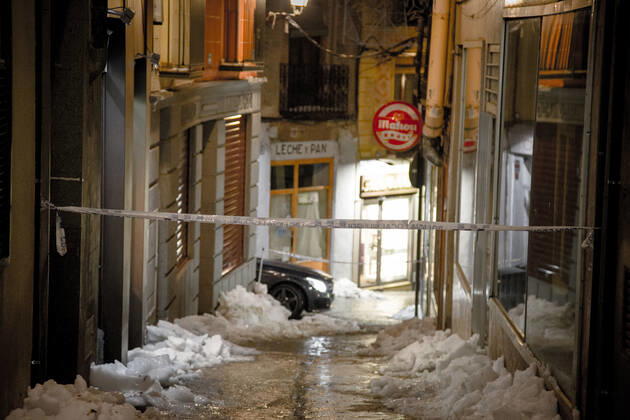 A street cut by snow in Toledo, Castilla-La Mancha (Spain), January 19, 2021. At midnight today, the new measures of the regional government to combat the coronavirus came into force in Castilla-La Mancha. The most relevant restrictions include the advance of the curfew to 22.00, the closure of all municipalities and the closure of hotels, shopping centres and leisure places in general. 19 JANUARY 2021 Mario Trivino LagenciaEP 01 19 2021 Toledo (Castilla-La Mancha ) Toledo (Castilla-La Mancha ) Spain Copyright: xMarioxTrivinox 3524563