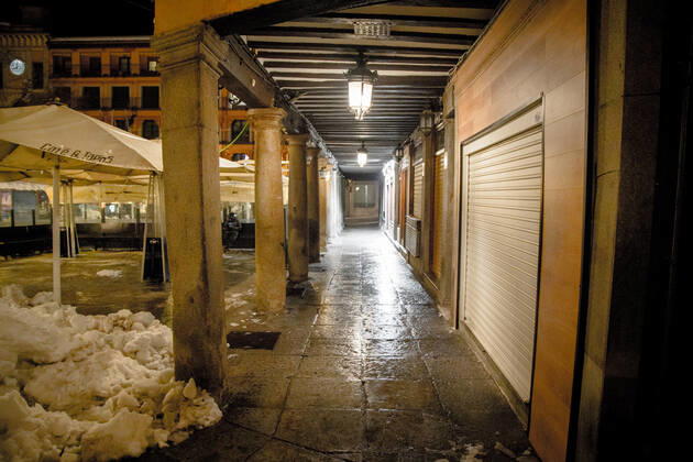 Restaurants closed in Toledo, Castilla-La Mancha (Spain), on January 19, 2021 At midnight today the new measures of the regional government to combat the coronavirus came into force in Castilla-La Mancha. The most relevant restrictions include the advance of the curfew to 22.00, the closure of all municipalities and the closure of hotels, shopping centres and leisure places in general. 19 JANUARY 2021 Mario Trivino LagenciaEP 01 19 2021 Toledo (Castilla-La Mancha ) Toledo (Castilla-La Mancha ) Spain Copyright: xMarioxTrivinox 3524581