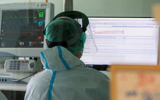 Health workers are seen at the intensive care unit (ICU) of the Miguel Servet Hospital in Zaragoza, Spain on 20 January 2021. Spain has reached to the highest weekly figure of new coronavirus cases, a total of 233,523, yesterday Health Ministery informed of 34,292 new coronavisus cases and 404 deads, which sets the official toll in 54,173. Spain declared more than 230,000 cases during the last week !ACHTUNG: NUR REDAKTIONELLE NUTZUNG!  Copyright: xJAVIERxBELVERx GRAF3659 20210120-637467379493300155