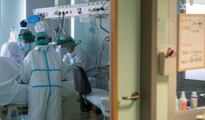 Health workers are seen at the intensive care unit (ICU) of the Miguel Servet Hospital in Zaragoza, Spain on 20 January 2021. Spain has reached to the highest weekly figure of new coronavirus cases, a total of 233,523, yesterday Health Ministery informed of 34,292 new coronavisus cases and 404 deads, which sets the official toll in 54,173. Spain declared more than 230,000 cases during the last week !ACHTUNG: NUR REDAKTIONELLE NUTZUNG!  Copyright: xJAVIERxBELVERx GRAF3668 20210120-637467379539237953