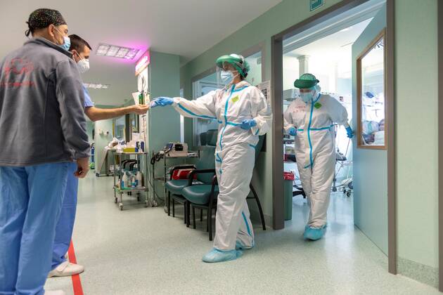 Health workers are seen at the intensive care unit (ICU) of the Miguel Servet Hospital in Zaragoza, Spain on 20 January 2021. Spain has reached to the highest weekly figure of new coronavirus cases, a total of 233,523, yesterday Health Ministery informed of 34,292 new coronavisus cases and 404 deads, which sets the official toll in 54,173. Spain declared more than 230,000 cases during the last week !ACHTUNG: NUR REDAKTIONELLE NUTZUNG!  Copyright: xJAVIERxBELVERx GRAF3670 20210120-637467379564863122