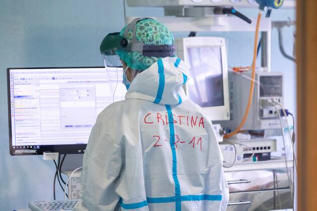 Health workers are seen at the intensive care unit (ICU) of the Miguel Servet Hospital in Zaragoza, Spain on 20 January 2021. Spain has reached to the highest weekly figure of new coronavirus cases, a total of 233,523, yesterday Health Ministery informed of 34,292 new coronavisus cases and 404 deads, which sets the official toll in 54,173. Spain declared more than 230,000 cases during the last week !ACHTUNG: NUR REDAKTIONELLE NUTZUNG!  Copyright: xJAVIERxBELVERx GRAF3681 20210120-637467380212835999