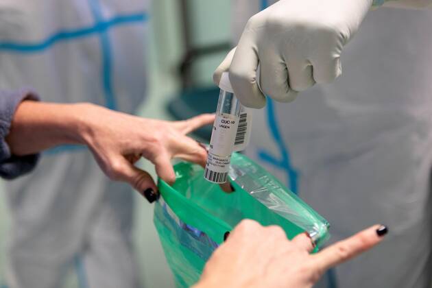 Health workers are seen at the intensive care unit (ICU) of the Miguel Servet Hospital in Zaragoza, Spain on 20 January 2021. Spain has reached to the highest weekly figure of new coronavirus cases, a total of 233,523, yesterday Health Ministery informed of 34,292 new coronavisus cases and 404 deads, which sets the official toll in 54,173. Spain declared more than 230,000 cases during the last week !ACHTUNG: NUR REDAKTIONELLE NUTZUNG!  Copyright: xJAVIERxBELVERx GRAF3685 20210120-637467380227836157