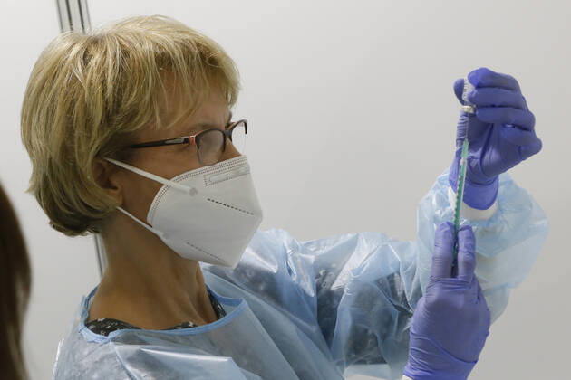 Impfzentrum Frankfurt Oder Frankfurt Oder, DEU, 20.01.2021 - Vorbereitung der Impfung, Aufziehen der Spritze mit Covid19 Biontech Pfizer Impfstoff im Impfzentrum Frankfurt Oder. Frankfurt Oder Brandenburg Deutschland