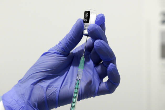 Impfzentrum Frankfurt Oder Frankfurt Oder, DEU, 20.01.2021 - Vorbereitung der Impfung, Aufziehen der Spritze mit Covid19 Biontech Pfizer Impfstoff im Impfzentrum Frankfurt Oder. Frankfurt Oder Brandenburg Deutschland