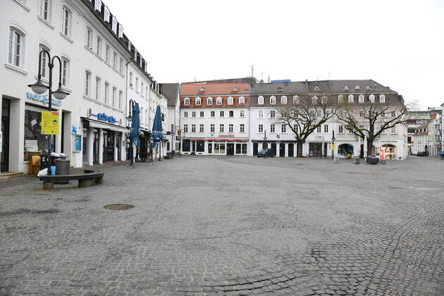 Der St. Johanner Markt in Saarbrücken wirkt am Dienstag (19.01.2021) wie ausgestorben, da Einzelhandel und Gastronomie zur Eindämmung der Corona-Pandemie nach wie vor geschlossen sind.