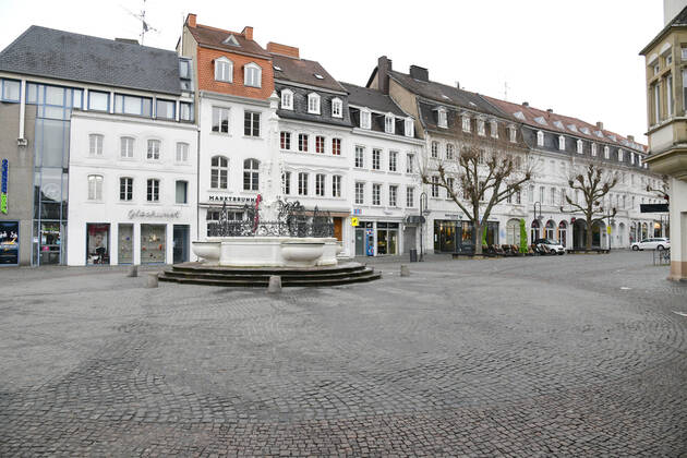 Der St. Johanner Markt in Saarbrücken wirkt am Dienstag (19.01.2021) wie ausgestorben, da Einzelhandel und Gastronomie zur Eindämmung der Corona-Pandemie nach wie vor geschlossen sind.