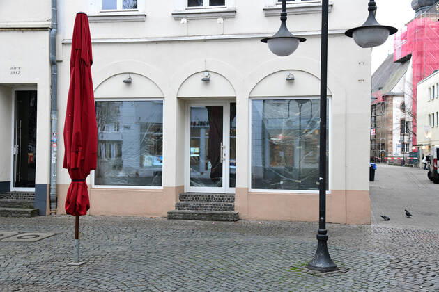Der St. Johanner Markt in Saarbrücken wirkt am Dienstag (19.01.2021) wie ausgestorben, da Einzelhandel und Gastronomie zur Eindämmung der Corona-Pandemie nach wie vor geschlossen sind.
