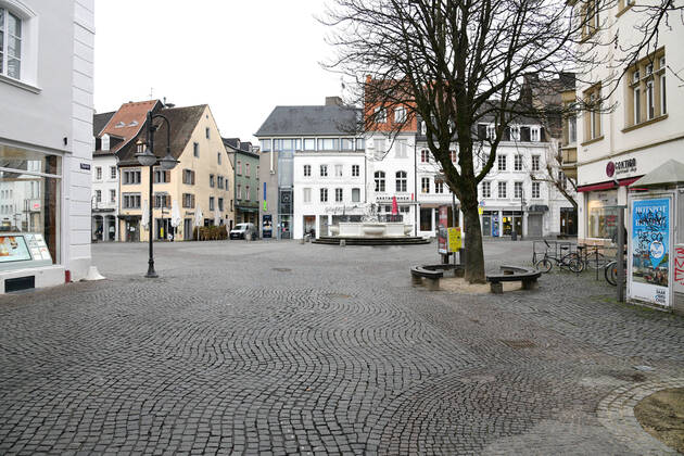 Der St. Johanner Markt in Saarbrücken wirkt am Dienstag (19.01.2021) wie ausgestorben, da Einzelhandel und Gastronomie zur Eindämmung der Corona-Pandemie nach wie vor geschlossen sind.
