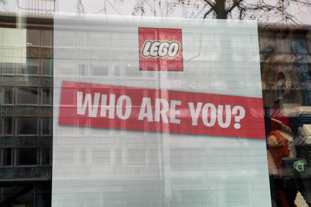 20.01.2021, Berlin, Deutschland - Lockdown aufgrund der Corona-Pandemie in Deutschland. Foto: Who are you? an einem Schaufenster in der Tauentzienstrasse.