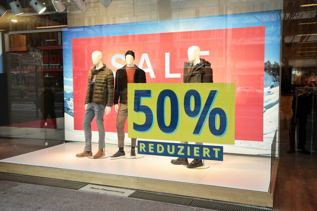 20.01.2021, Berlin, Deutschland - Lockdown aufgrund der Corona-Pandemie in Deutschland. Foto: Schaufenster mit einem Hinweis auf Preisnachlass in der Tauentzienstrasse.