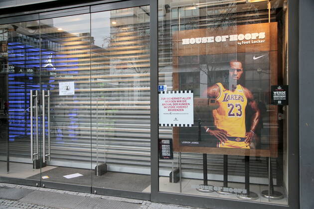 20.01.2021, Berlin, Deutschland - Lockdown aufgrund der Corona-Pandemie in Deutschland. Foto: Hinweis an einem Schaufenster in der Tauentzienstrasse.