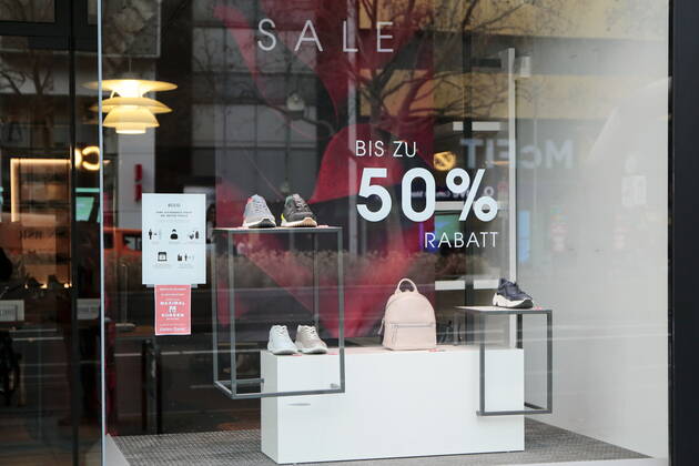 20.01.2021, Berlin, Deutschland - Lockdown aufgrund der Corona-Pandemie in Deutschland. Foto: Schaufenster mit einem Hinweis auf Preisnachlass in der Tauentzienstrasse.