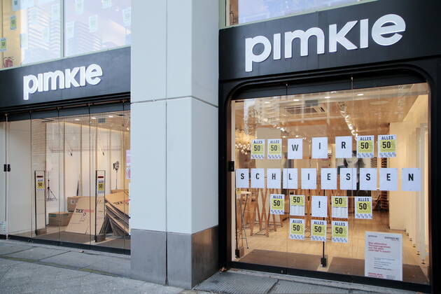 20.01.2021, Berlin, Deutschland - Lockdown aufgrund der Corona-Pandemie in Deutschland. Foto: pimkie Store mit Hinweis - Wir schliessen - am Kurfuerstendamm.