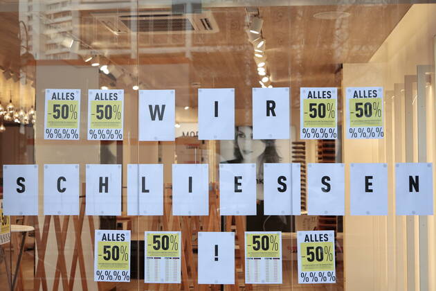 20.01.2021, Berlin, Deutschland - Lockdown aufgrund der Corona-Pandemie in Deutschland. Foto: Hinweis - Wir schliessen - an einem Schaufenster am Kurfuerstendamm.
