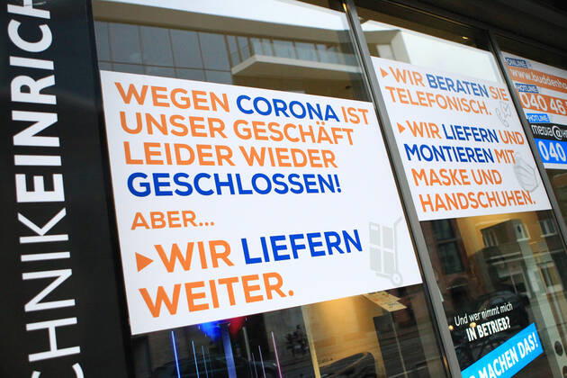 An der Fensterscheibe eines wegen des Lockdowns geschlossenen Geschäfts wird darauf hingewiesen, dass es möglich ist, die Waren online oder telefonisch zu bestellen und per Lieferdienst zu erhalten. Winterhude Hamburg