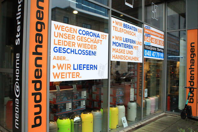 An der Fensterscheibe eines wegen des Lockdowns geschlossenen Geschäfts wird darauf hingewiesen, dass es möglich ist, die Waren online oder telefonisch zu bestellen und per Lieferdienst zu erhalten. Winterhude Hamburg