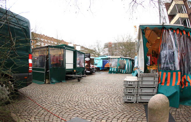 Menschenleerer Wochenmarkt in Hamburg-Winterhude während des Lockdowns. Winterhude Hamburg