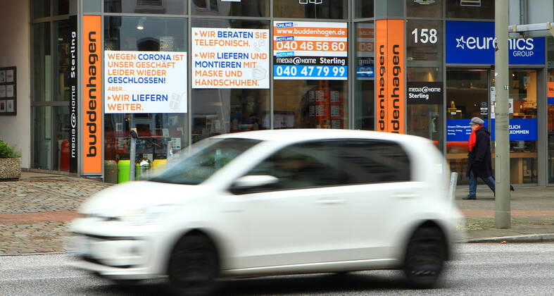 An der Fensterscheibe eines wegen des Lockdowns geschlossenen Geschäfts wird darauf hingewiesen, dass es möglich ist, die Waren online oder telefonisch zu bestellen und per Lieferdienst zu erhalten. Winterhude Hamburg