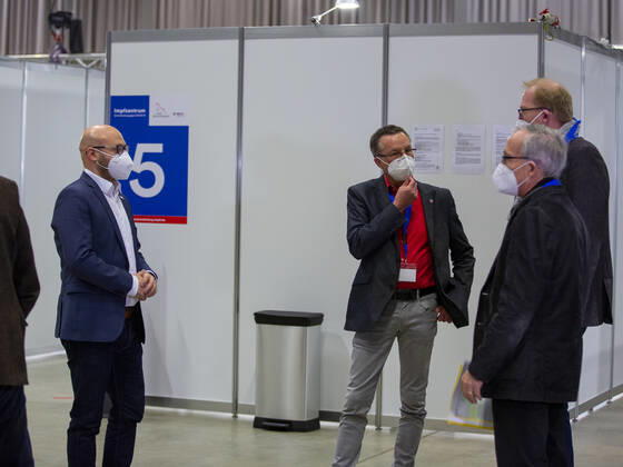 Eröffnung des Impfzetnrums in den Messehallen von Frankfurt (Oder). Es ist das erste Impfzentrum im OSten Brandenburgs. Es wurden hierfür extra 2 BUslinien von der SVG FFO hergerichtet um die Logistik leichter zu machen. Bei der Eröffnung sind folgende Person vertreten: RenÃ Wilke, Oberbürgermeister Frankfurt (Oder), Jens-Marcel Ullrich, 2. Beigeordneter für Jugend, Soziales und Gesundheit Frankfurt (Oder), Rolf Lindemann, Landrat Landkreis Oder-Spree, Dipl.-Med. Andreas Schwark, Vorstand der Kassenärztlichen Vereinigung Brandenburg, Uwe Kleiner, Vorstandsmitglied Regionalverband Oderland-Spree, Johanniter-Unfall-Hilfe e.V., Elisabeth Alter, Vorstandsmitglied Regionalverband Oderland-Spree, Johanniter-Unfall-Hilfe e.V. und Sara Fran
