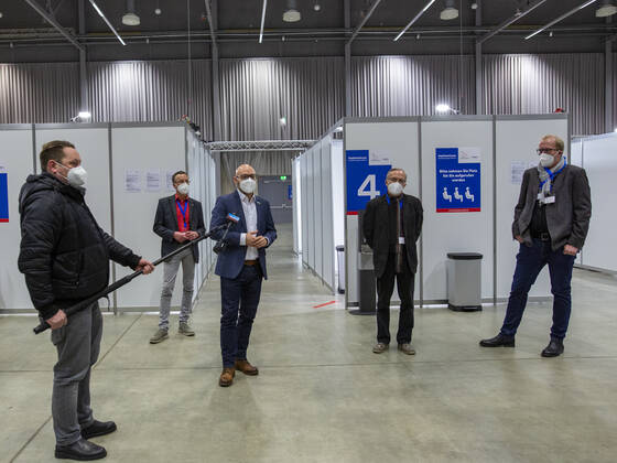 Eröffnung des Impfzetnrums in den Messehallen von Frankfurt (Oder). Es ist das erste Impfzentrum im OSten Brandenburgs. Es wurden hierfür extra 2 BUslinien von der SVG FFO hergerichtet um die Logistik leichter zu machen. Bei der Eröffnung sind folgende Person vertreten: RenÃ Wilke, Oberbürgermeister Frankfurt (Oder), Jens-Marcel Ullrich, 2. Beigeordneter für Jugend, Soziales und Gesundheit Frankfurt (Oder), Rolf Lindemann, Landrat Landkreis Oder-Spree, Dipl.-Med. Andreas Schwark, Vorstand der Kassenärztlichen Vereinigung Brandenburg, Uwe Kleiner, Vorstandsmitglied Regionalverband Oderland-Spree, Johanniter-Unfall-Hilfe e.V., Elisabeth Alter, Vorstandsmitglied Regionalverband Oderland-Spree, Johanniter-Unfall-Hilfe e.V. und Sara Fran