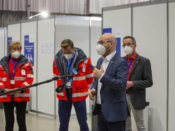 Eröffnung des Impfzetnrums in den Messehallen von Frankfurt (Oder). Es ist das erste Impfzentrum im OSten Brandenburgs. Es wurden hierfür extra 2 BUslinien von der SVG FFO hergerichtet um die Logistik leichter zu machen. Bei der Eröffnung sind folgende Person vertreten: RenÃ Wilke, Oberbürgermeister Frankfurt (Oder), Jens-Marcel Ullrich, 2. Beigeordneter für Jugend, Soziales und Gesundheit Frankfurt (Oder), Rolf Lindemann, Landrat Landkreis Oder-Spree, Dipl.-Med. Andreas Schwark, Vorstand der Kassenärztlichen Vereinigung Brandenburg, Uwe Kleiner, Vorstandsmitglied Regionalverband Oderland-Spree, Johanniter-Unfall-Hilfe e.V., Elisabeth Alter, Vorstandsmitglied Regionalverband Oderland-Spree, Johanniter-Unfall-Hilfe e.V. und Sara Fran