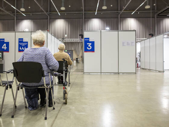 Eröffnung des Impfzetnrums in den Messehallen von Frankfurt (Oder). Es ist das erste Impfzentrum im OSten Brandenburgs. Es wurden hierfür extra 2 BUslinien von der SVG FFO hergerichtet um die Logistik leichter zu machen. Bei der Eröffnung sind folgende Person vertreten: RenÃ Wilke, Oberbürgermeister Frankfurt (Oder), Jens-Marcel Ullrich, 2. Beigeordneter für Jugend, Soziales und Gesundheit Frankfurt (Oder), Rolf Lindemann, Landrat Landkreis Oder-Spree, Dipl.-Med. Andreas Schwark, Vorstand der Kassenärztlichen Vereinigung Brandenburg, Uwe Kleiner, Vorstandsmitglied Regionalverband Oderland-Spree, Johanniter-Unfall-Hilfe e.V., Elisabeth Alter, Vorstandsmitglied Regionalverband Oderland-Spree, Johanniter-Unfall-Hilfe e.V. und Sara Fran